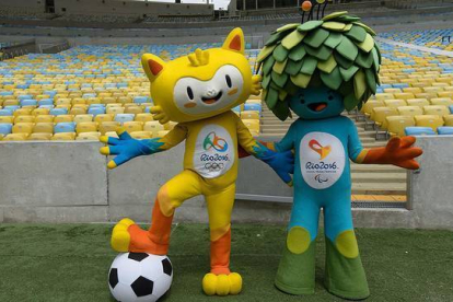 Las mascotas de los Juegos Olímpicos y Paralímpicos de Río 2016, en el estadio de Maracaná.-Foto:   AFP / YASUYOSHI CHIBA