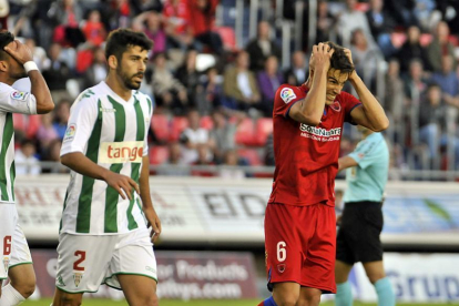 Íñigo Pérez se lamenta de una ocasión fallada ante la portería del Córdoba.-Diego Mayor