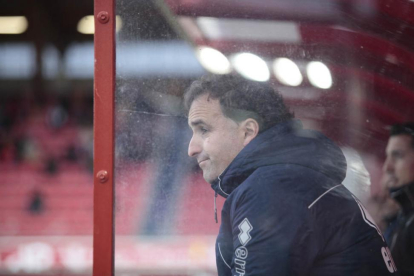 Jagoba Arrasate observa un partido del Numancia desde el banquillo de Los Pajaritos.-MARIO TEJEDOR
