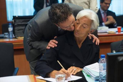 El presidente del Eurogrupo, Jeroen Dijsselbloem, habla con la directora del FMI, Christine Lagarde.-