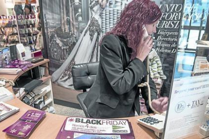 Una empleada de El Corte Inglés en Barcelona durante el 'black friday' celebrado en noviembre pasado.-FERRAN SENDRA