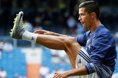 Cristiano calienta antes del encuentro ante Osasuna del pasado sábado.-REUTERS / JUAN MEDINA