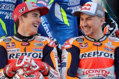 Marc Márquez y Jorge Lorenzo se parten de risa en la foto oficial de MotoGP, en Catar.-AFP / KARIM JAAFAR