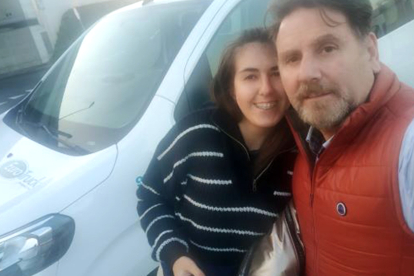 Vicente Hernández y su hija Valeria en Suiza hace unos minutos, de camino a Eslovaquia en furgoneta. HDS