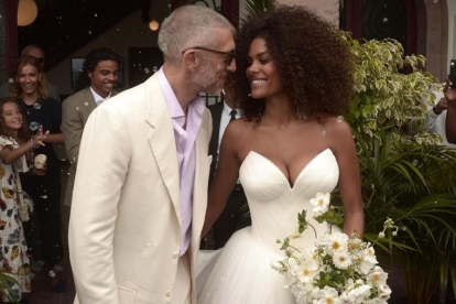 El actor Vicent Cassel y su novia, Tina Kunakey, en su boda en Bidart, al sur de Francia.-IROZ GAIZKA