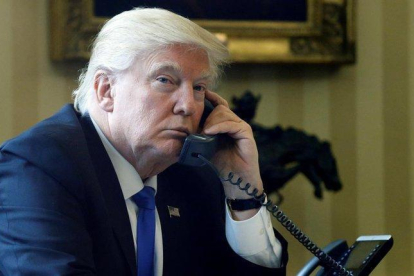 Trump, durante una conversación telefónica desde el Despacho Oval.-JONATHAN ERNST (REUTERS)