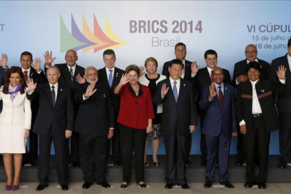 Dilma Rousseff, en el centro de la imagen, con los presidentes y jefes de Gobierno de los paises miembros de la BRICS y UNASUR en una cumbre en Brasilia en el 2014.-REUTERS / UESLEI MARCELINO