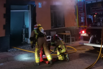 Intervención de los bomberos en el incendio de Almenar. HDS