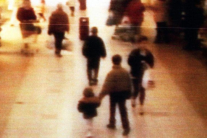 Imagen de vídeo en la que se ve al pequeño James de la mano de uno de sus asesinos, en 1993.-AP
