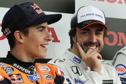 Esta es la última aparición en público de Fernando Alonso, en Motegi (Japón), sede de Honda, junto a Marc Márquez.-EFE / KIMIMASA MAYAMA