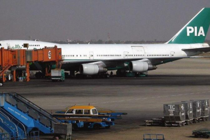 Un Boeing PK-274 de la PIA, a punto de volar a Bombay desde Karachi, en el 2014.-EFE / AKHTAR SOOMRO