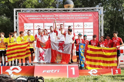 El equipo de Castilla y León en lo más alto del podio. HDS