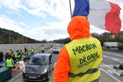 Chalecos amarillos protestan en una autopista francesa.-AFP / SYLVAIN THOMAS