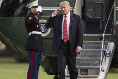 Trump saluda a su llegada en helicóptero desde Reno a la Casa Blanca, en Washington, el 23 de agosto-AP / CAROLYN KASTER