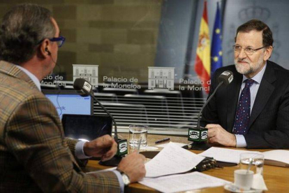 El presidente del Gobierno, Mariano Rajoy, durante la entrevista que ha ofrecido este lunes a Carlos Herrera.-Foto: EFE / DIEGO CRESPO