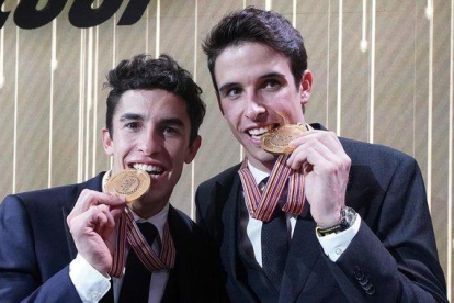 Marc y Álex Márquez muestran las medallas de campeones del mundo de MotoGP y Moto2, en la fiesta de fin de Mundial de ayer en Valencia.-ALEJANDRO CERESUELA