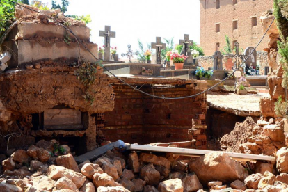Muro destrozado por la riada de agua en el cementerio de Santa María de Huerta.-ÁLVARO MARTÍNEZ