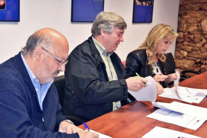 Amancio Martínez, Paulino Herrero y Ana Bárcena firmando ayer en la sede de Asopiva-R.F.