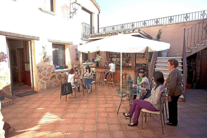 Un grupo de viajeros descansa en el patio de un alojamiento de turismo rural de Valladolid, en una imagen de archivo. PHOTOGENIC