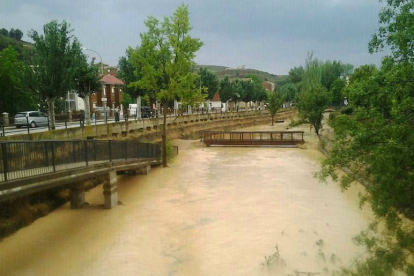 El Jalón, desbordado a su paso por Arcos durante la tormenta del 10 de julio de este año. / AYUNTAMIENTO DE ARCOS-