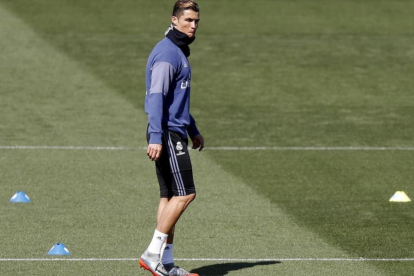 Cristiano Ronaldo, durante el entrenamiento de este viernes en Valdebebas.-EFE / JAVIER LIZÓN