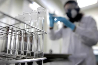 Una química trabaja en el laboratorio antidopaje de Madrid.-