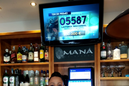 Cris, camarera del bar Maná, con el tercer premio de fondo.-HDS