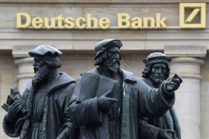 Estatuas en Fráncfort, ante una oficina del Deutsche Bank.-KAI PFAFFENBACH / REUTERS