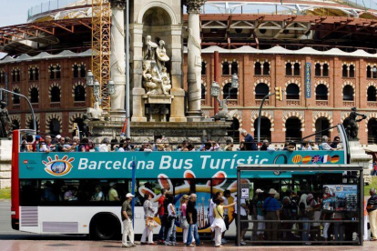 Imagen de un grupo de turistas subiendo al Bus Turístico de Barcelona.-JOAN PUIG