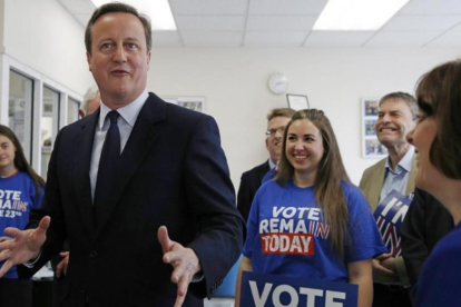 El primer ministro británico, David Cameron, en un acto de campaña en defensa del 'Remain'.-AP / ADRIAN DENNIS
