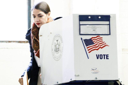 La candidata democrata a la Camara de Representantes por Nueva York  Alexandria Ocasio-Cortez  habla con varios votantes antes de emitir su voto  en el Bronx  Nueva York.-EPA