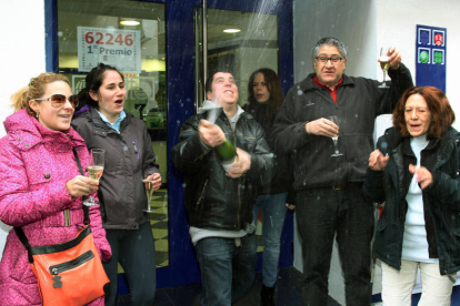 La administración de lotería de la calle Barrio y Mier vende el Gordo. Brágimo / ICAL-