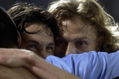 Mostovoi y Karpin celebran un gol del Celta contra la Juventus en un partido de la Copa de la UEFA del 2000.-AP / SANTIAGO LYON