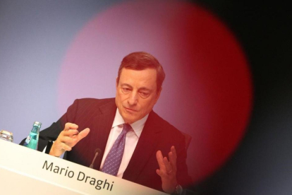 Mario Draghi, en la rueda de prensa celebrada este jueves tras la reunión del consejo de gobierno del BCE.-DANIEL ROLAND