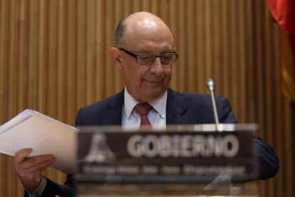 El ministro de Hacienda, Cristóbal Montoro, durante su comparencia en la Comisión de Hacienda del Congreso de los Diputados.-DAVID CASTRO