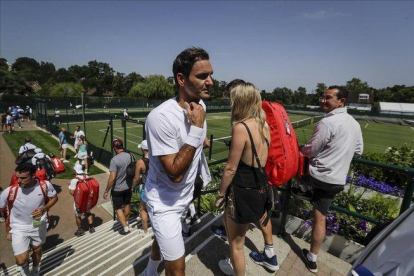 Roger Federer camina entre los aficionados tras entrenarse en las pistas de Wimbledon-BEN CURTIS (AP)