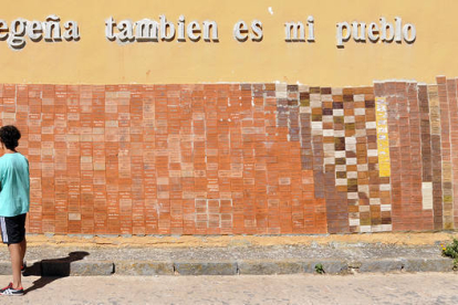 Una de las paredes que guarda los azulejos que han dejado los escolares que han pasado por el pueblo. / VALENTÍN GUISANDE-
