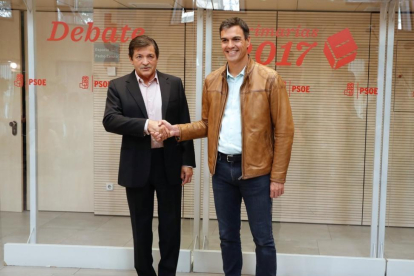Imagen de archivo de Pedro Sánchez con Javier Fernández en 2017.-ANGEL DIAZ (EFE)