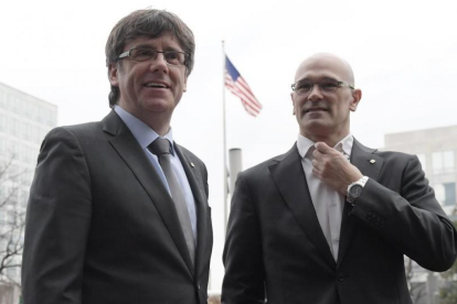 Carles Puigdemont y Raül Romeva, durante una visita que hicieron a Washington, en marzo.-EFE / LENIN NOLLY
