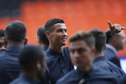 Cristiano Ronaldo, sobre el césped de Mestalla, este martes.-MIGUEL LORENZO