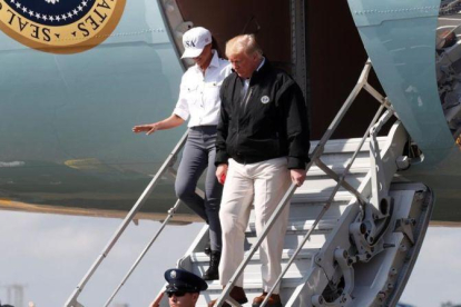Donald Trump y Melania a su llegada a la base aéra de Florida.-REUTERS / KEVIN LAMARQUE
