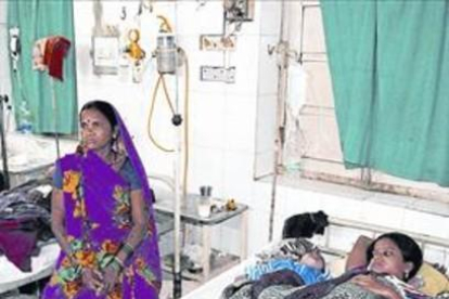 Algunas de las víctimas de la esterilización en Chhattisgarh, en el 2014, hospitalizadas.-AP