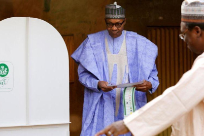 El presidente Buhari vota en Daura.-REUTERS/ AFOLABI SOTUNDE