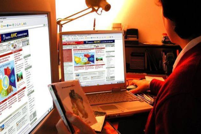 Una mujer navega por internet.-Foto: RICARD FADRIQUE
