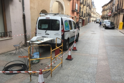 Obras de la instalación de banda ancha en El Burgo.-HDS