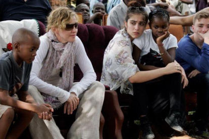 Madonna, con sus cuatro hijos, en una escuela de Malawi, durante una visita en 2013.-AFP / AMOS GUMULIRA