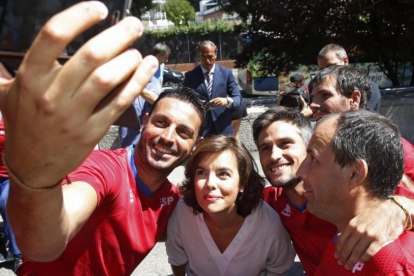 La vicepresidenta del gobierno Soraya Saenz de Santamaria se hace un selfie con deportistas paralímpicos.-KIKO HUESCA / EFE