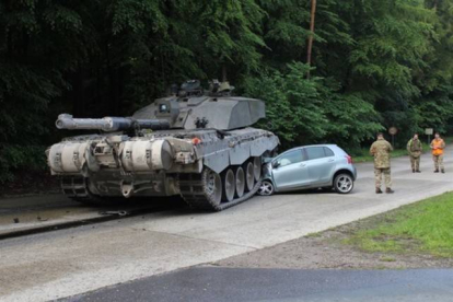 Imagen del accidente con el tanque distribuida por la policía de Lippe, Alemania.-