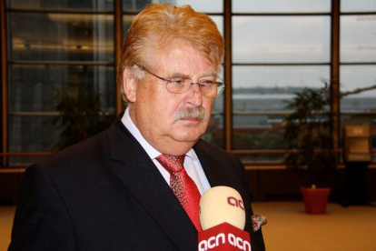 Elmar Brok, presidente del Comité de Exteriores del Parlamento Europeo,durante la entrevista.-EL PERIÓDICO (ACN)