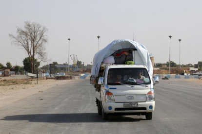 Civiles sirios huyen de los combates en la ciudad de Hasakah.-DELIL SOULEIMAN / AFP